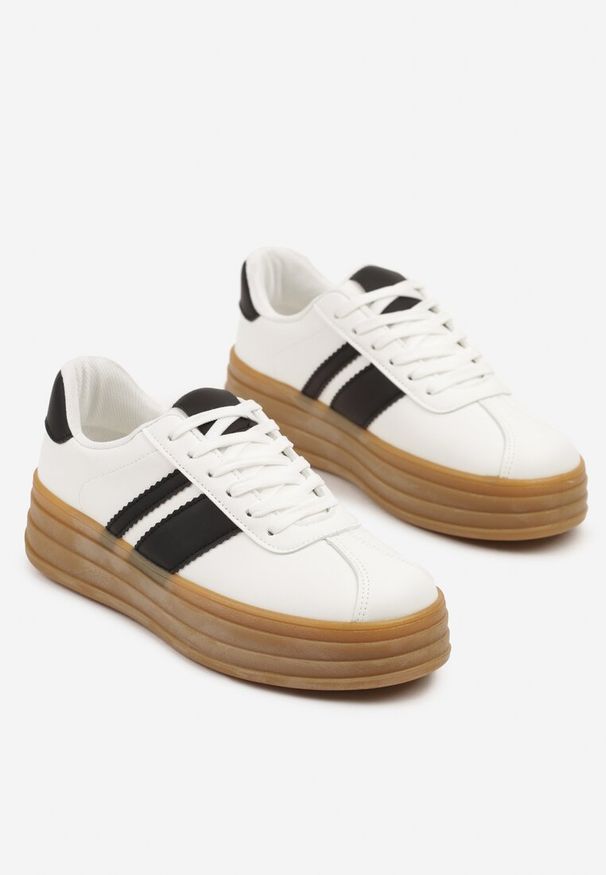 Born2be - Białe Sneakersy w Stylu Klasycznych Tenisówek z Ozdobnymi Paskami Dellien. Okazja: na co dzień. Zapięcie: pasek. Kolor: biały. Materiał: jeans