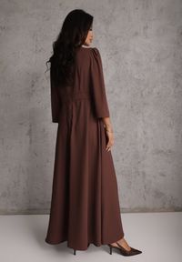 Renee - Brązowa Elegancka Sukienka o Kopertowym Kroju Zdobiona Aplikacją w Talii Zilendra. Kolor: brązowy. Wzór: aplikacja. Typ sukienki: kopertowe. Styl: elegancki #6