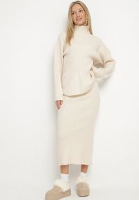 Born2be - Jasnobeżowy Komplet Dzianinowy z Wełną Sweter z Golfem i Ołówkowa Spódnica Falovira. Kolor: beżowy. Materiał: dzianina, wełna. Sport: golf #1