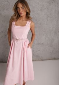 Renee - Różowa Bawełniano-Wiskozowa Sukienka na Szerokich Ramiączkach z Wąskim Paskiem Alcassa. Typ kołnierza: dekolt kwadratowy. Kolor: różowy. Materiał: wiskoza, bawełna. Długość rękawa: na ramiączkach. Typ sukienki: proste, rozkloszowane. Styl: elegancki #1