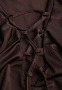 Renee - Brązowa Sukienka o Taliowanym Kroju z Falbanami Tiseania. Okazja: na randkę. Typ kołnierza: dekolt sznurowany, kołnierz z falbankami, dekolt w kształcie V. Kolor: brązowy. Styl: klasyczny #7