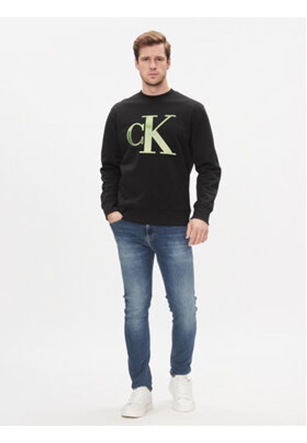 Calvin Klein Jeans Bluza Monologo J30J325028 Czarny Regular Fit. Kolor: czarny. Materiał: syntetyk