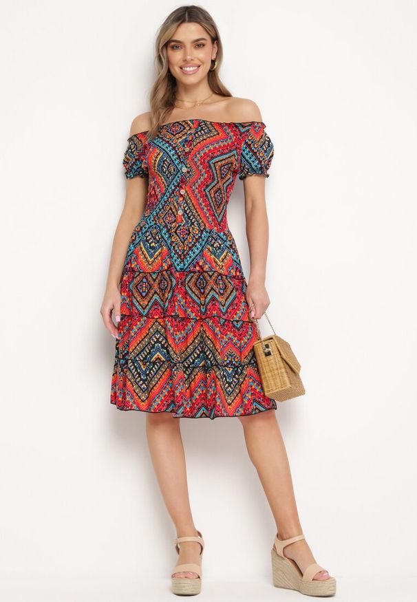 Born2be - Czerwona Sukienka Bawełniana Hiszpanka w Stylu Boho Raelinora. Typ kołnierza: dekolt hiszpanka. Kolor: czerwony. Materiał: bawełna. Styl: boho
