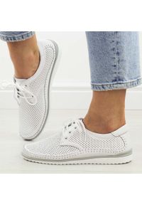 Białe wt/wt skórzane ażurowe półbuty damskie T.Sokolski W26-01. Okazja: na spacer, na co dzień. Nosek buta: okrągły. Zapięcie: sznurówki. Kolor: biały. Materiał: skóra. Wzór: ażurowy. Sezon: wiosna, lato. Styl: casual, elegancki, klasyczny #1