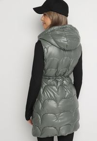 Born2be - Jasnozielona Pikowana Kamizelka Bezrękawnik z Kapturem Zapinana na Zamek Amitri. Typ kołnierza: kaptur. Kolor: zielony. Długość rękawa: bez rękawów #3