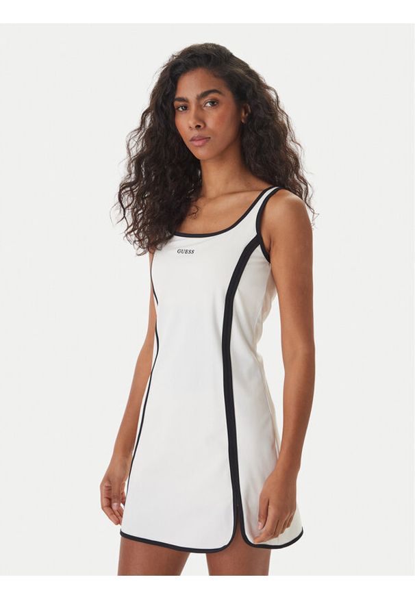 Guess Sukienka codzienna V6GK06 K2997 Écru Classic Fit. Okazja: na co dzień. Kolor: kremowy. Materiał: syntetyk. Typ sukienki: proste. Styl: casual