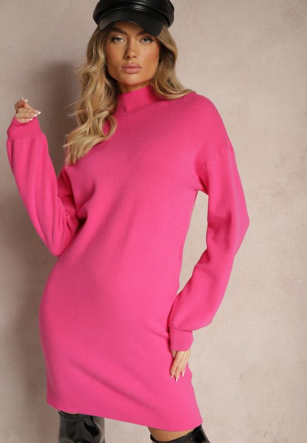 Renee - Fuksjowa Sukienka Dzianinowa ze Ściągaczami i Stójką Vetiana. Okazja: na spotkanie biznesowe, do pracy. Typ kołnierza: kołnierzyk stójkowy. Kolor: różowy. Materiał: dzianina. Styl: klasyczny, biznesowy
