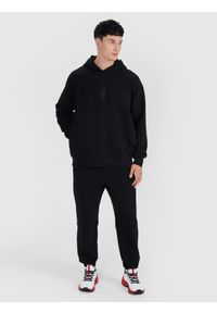 4f - 4F Bluza dresowa nierozpinana z kapturem męska - czarna XXL. Okazja: na co dzień. Typ kołnierza: kaptur. Kolor: czarny. Materiał: dresówka. Długość rękawa: raglanowy rękaw. Wzór: gładki, ze splotem, nadruk. Styl: sportowy, casual, elegancki #2