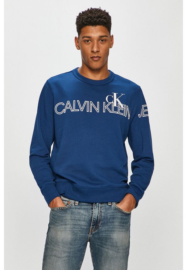 Calvin Klein Jeans - Bluza bawełniana. Okazja: na co dzień. Typ kołnierza: bez kaptura. Kolor: niebieski. Materiał: bawełna. Wzór: nadruk. Styl: casual