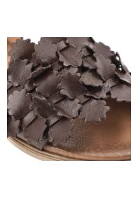 Sandały damskie Armodo, cholewka ze skóry naturalnej wsuwane na płaskiej podeszwie, brązowe, 40468. Zapięcie: bez zapięcia. Kolor: brązowy. Materiał: skóra. Obcas: na płaskiej podeszwie #5