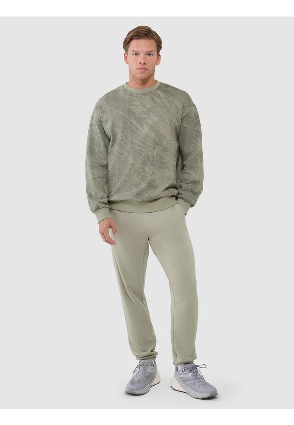 4f - 4F Bluza dresowa nierozpinana bez kaptura męska - khaki S. Okazja: na co dzień. Typ kołnierza: bez kaptura. Kolor: oliwkowy, brązowy, wielokolorowy. Materiał: dresówka. Wzór: gładki, ze splotem. Styl: klasyczny, sportowy, casual