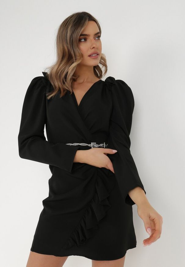 Born2be - Czarna Sukienka Nemorrya. Typ kołnierza: kołnierz z falbankami. Kolor: czarny. Typ sukienki: kopertowe, proste. Długość: mini