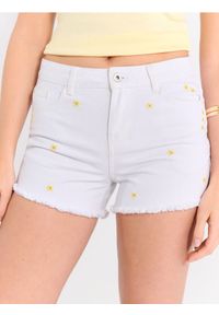 Sinsay - Szorty jeansowe z haftowanym kwiatkami - biały. Kolor: biały. Materiał: jeans. Wzór: kwiaty, haft