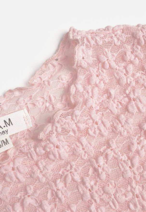 Renee - Różowe Body z Koronki z Krótkim Rękawem Dorilie. Okazja: na co dzień. Kolor: różowy. Materiał: koronka. Długość rękawa: krótki rękaw. Długość: krótkie. Wzór: koronka. Styl: casual, elegancki