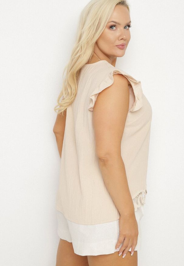 Born2be - Beżowa Bluzka z Bawełny Ozdobiona Falbankami Wivienne. Okazja: na co dzień. Typ kołnierza: kołnierz z falbankami. Kolekcja: plus size. Kolor: beżowy. Materiał: bawełna. Wzór: aplikacja. Styl: casual