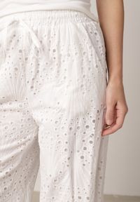 Born2be - Białe Bawełniane Spodnie Szerokie Ażurowe w Stylu Boho z Haftem Ellanirae. Okazja: na co dzień. Kolor: biały. Materiał: bawełna. Wzór: ażurowy, haft. Styl: boho #3