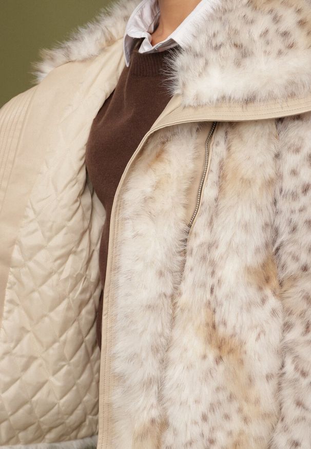 Born2be - Beżowa Kurtka Futerko na Suwak z Szerokim Kołnierzem Plinne. Okazja: na co dzień, na spotkanie biznesowe, do pracy. Typ kołnierza: golf. Kolor: beżowy. Materiał: futro. Styl: biznesowy, casual, elegancki, klasyczny