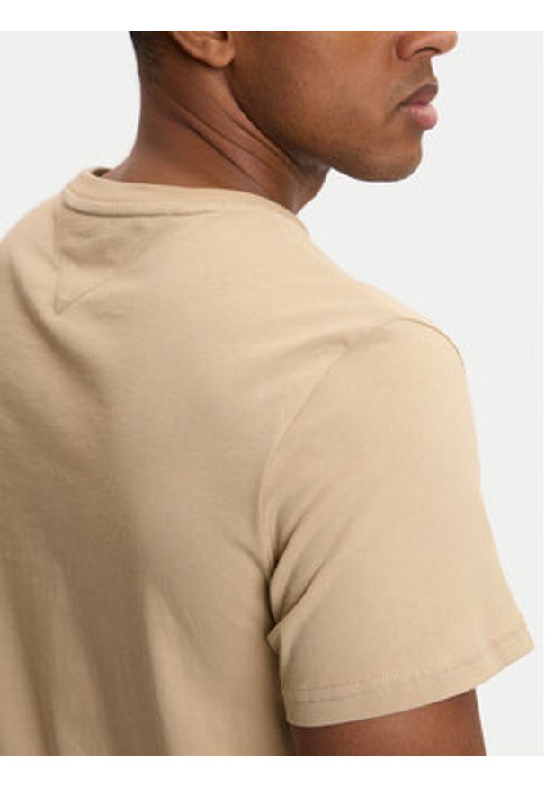 Tommy Jeans T-Shirt DM0DM22538 Beżowy Slim Fit. Kolor: beżowy. Materiał: bawełna