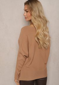 Renee - Beżowy Sweter o Klasycznym Kroju i Dekoltem w Łódkę Valorvia. Okazja: do pracy, na spotkanie biznesowe, na co dzień. Kolor: beżowy. Materiał: jeans. Styl: klasyczny #4