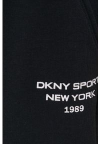 DKNY - Dkny spodnie dresowe DP1P2831 damskie kolor czarny z nadrukiem. Kolor: czarny. Materiał: dresówka. Wzór: nadruk #2