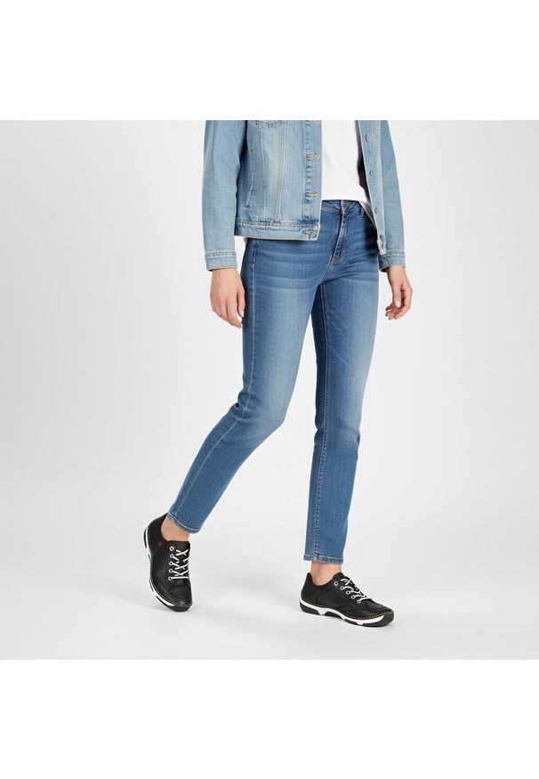 Półbuty damskie Rieker, cholewka ze skóry naturalnej o ziarnistej fakturze z kontrastowym sznurowaniem i bocznym zamkiem, niebieskie, 55901-14. Okazja: na co dzień. Zapięcie: zamek. Kolor: niebieski. Materiał: skóra. Szerokość cholewki: normalna. Styl: casual, klasyczny, sportowy