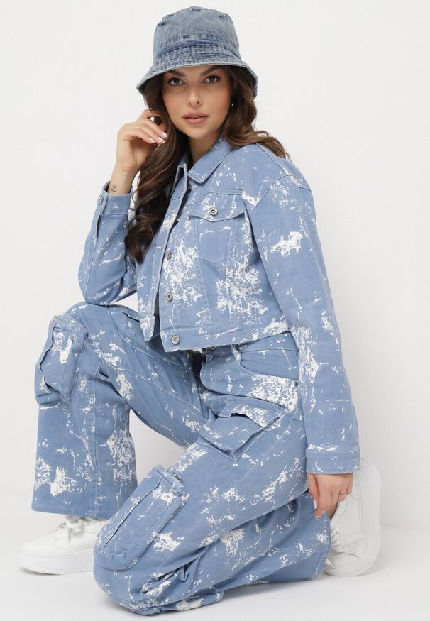 Born2be - Niebieska Kurtka Jeansowa z Efektem Sprania o Krótkim Fasonie Anafia. Kolor: niebieski. Materiał: jeans. Długość: krótkie. Wzór: aplikacja