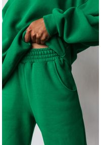 Marsala - Spodnie dresowe typu jogger w kolorze POISON GREEN - DISPLAY. Stan: podwyższony. Materiał: dresówka. Styl: elegancki, klasyczny