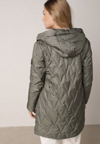 Born2be - Zielona Pikowana Kurtka Przejściowa Parka z Kapturem o Długim Kroju z Ozdobą Isaline. Okazja: na co dzień. Typ kołnierza: kaptur. Kolor: zielony. Materiał: poliester, dresówka. Długość: długie. Wzór: aplikacja. Styl: casual, klasyczny #7