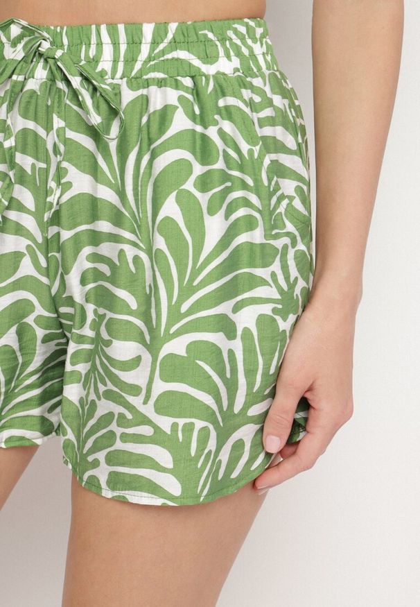 Born2be - Zielone Szorty w Geometryczny Wzór Reviare. Okazja: na co dzień. Kolor: zielony. Wzór: geometria. Styl: klasyczny, casual