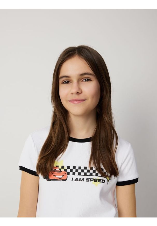 Reserved - T-shirt z nadrukiem Auta - biały. Kolor: biały. Materiał: bawełna. Wzór: nadruk