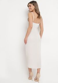 Born2be - Jasnobeżowa Satynowa Sukienka Koktajlowa z Ozdobnym Drapowaniem i Rozcięciem Saligurtia. Okazja: na imprezę. Kolor: beżowy. Materiał: satyna. Długość rękawa: na ramiączkach. Wzór: aplikacja. Sezon: lato. Styl: wizytowy #3