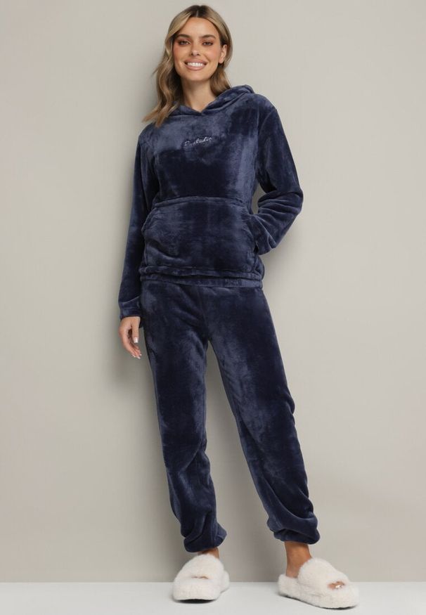 Born2be - Granatowy Komplet Dresowy z Puszystej Dzianiny Bluza z Kapturem i Spodnie Selallena. Kolekcja: plus size. Kolor: niebieski. Materiał: dresówka, dzianina. Wzór: aplikacja