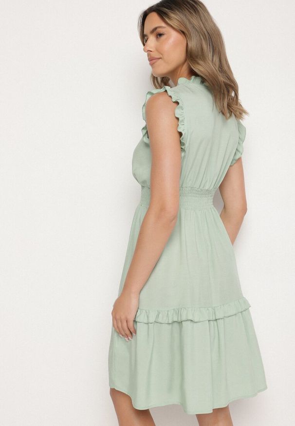 Born2be - Jasnozielona Sukienka z Wiskozą o Rozkloszowanym Kroju Bez Rękawów Folerose. Typ kołnierza: dekolt w serek. Kolor: zielony. Materiał: wiskoza. Długość rękawa: bez rękawów. Sezon: wiosna, lato. Typ sukienki: rozkloszowane. Styl: elegancki