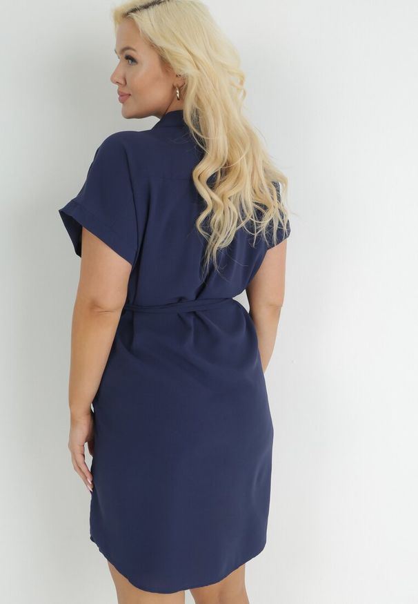 Born2be - Granatowa Koszulowa Sukienka z Krótkim Rękawem i Wiązaniem w Pasie Mistie. Kolekcja: plus size. Kolor: niebieski. Materiał: materiał. Długość rękawa: krótki rękaw. Wzór: gładki. Sezon: wiosna, lato. Typ sukienki: koszulowe. Długość: midi