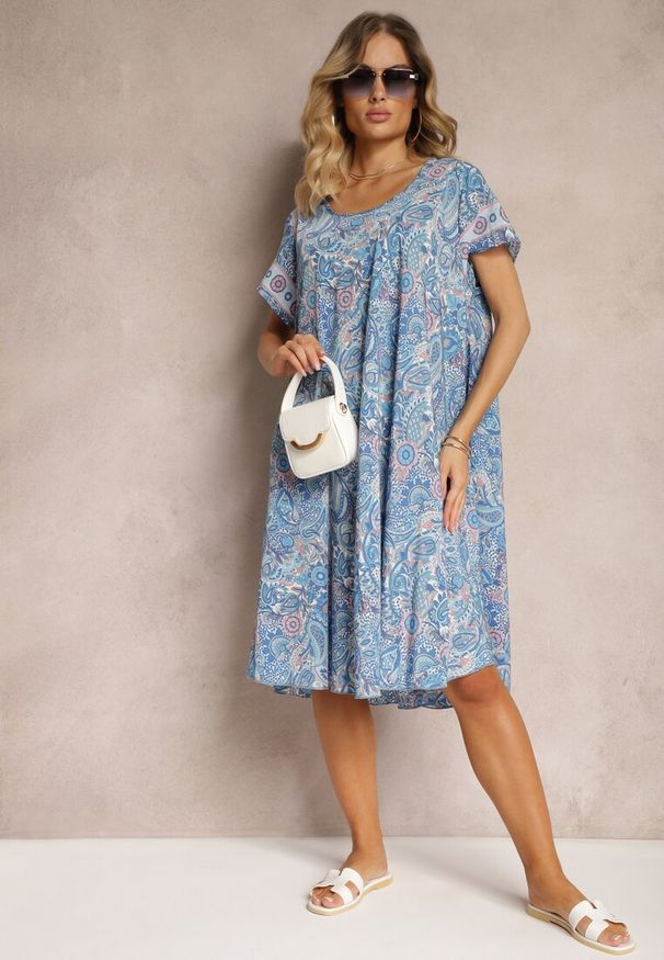 Renee - Niebieska Sukienka Boho z Wiskozy z Cienkim Paskiem w Talii Rivasea. Kolor: niebieski. Materiał: wiskoza. Długość rękawa: krótki rękaw. Wzór: paisley. Typ sukienki: rozkloszowane. Styl: boho