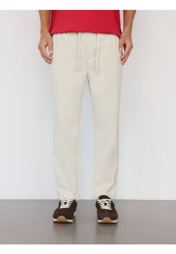 Reserved - Sztruksowe spodnie jogger - złamana biel. Materiał: sztruks
