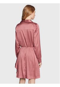 Guess Sukienka koszulowa Alya W2BK83 WF1T2 Różowy Regular Fit. Kolor: różowy. Materiał: syntetyk. Typ sukienki: koszulowe