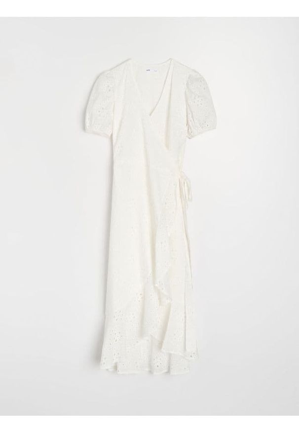 Sinsay - Bawełniana ażurowa sukienka midi z falbaną i wiązaniem - biały. Kolor: biały. Materiał: bawełna. Wzór: ażurowy. Długość: midi