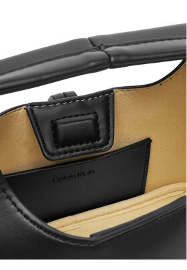 Calvin Klein Jeans Torebka Stone Lock Slouchy Crossbody Bag LV04K3177G Czarny. Kolor: czarny. Materiał: skórzane