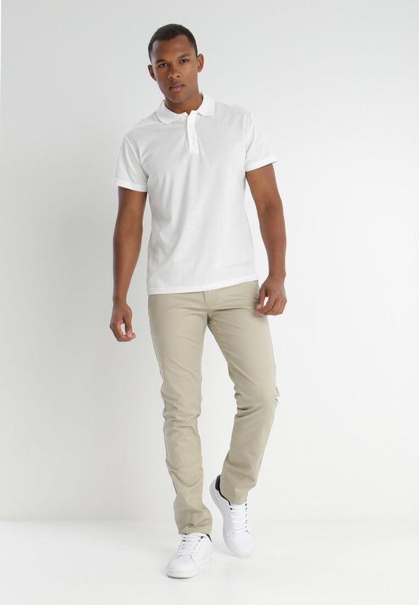 Born2be - Biała Koszulka Cryma. Typ kołnierza: polo. Kolor: biały. Materiał: tkanina, bawełna. Długość rękawa: krótki rękaw. Długość: krótkie. Wzór: jednolity. Styl: klasyczny