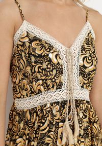 Born2be - Czarno-Żółta Rozkloszowana Sukienka z Bawełny na Cienkich Ramiączkach z Gumką w Pasie i Haftem Xuretta. Okazja: na spacer, na imprezę. Typ kołnierza: dekolt w kształcie V. Kolor: czarny. Materiał: bawełna. Długość rękawa: na ramiączkach. Wzór: haft. Sezon: lato. Styl: boho #2