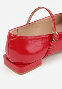 Renee - Czerwone Balerinki Mary Jane Vices z Geometrycznym Obcasem i Skórzaną Wkładką Vermene. Okazja: na spacer, na randkę. Zapięcie: pasek. Kolor: czerwony. Materiał: skóra. Wzór: geometria. Obcas: na obcasie. Wysokość obcasa: średni #5