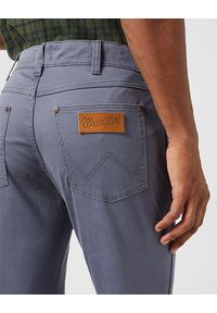 Wrangler - WRANGLER MĘSKIE SPODNIE MATERIAŁOWE LARSTON TURBULENCE 112351260. Materiał: materiał