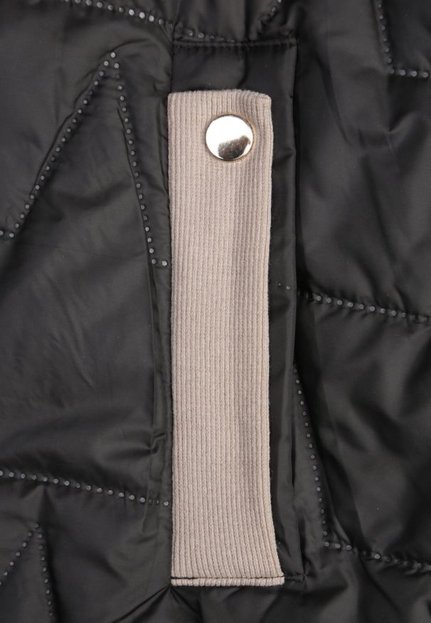 Born2be - Czarna Pikowana Kurtka o Prostym Kroju z Kapturem Tulorisa. Okazja: na spacer, na co dzień. Typ kołnierza: kaptur. Kolekcja: plus size. Kolor: czarny. Materiał: jeans. Wzór: aplikacja. Styl: elegancki, casual, klasyczny