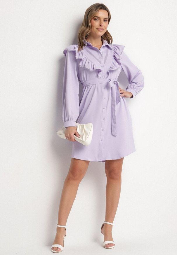 Born2be - Fioletowa Koszulowa Sukienka z Falbanką i Wiązanym Paskiem Jituri. Kolor: fioletowy. Materiał: materiał, koronka. Wzór: aplikacja. Typ sukienki: koszulowe. Długość: mini