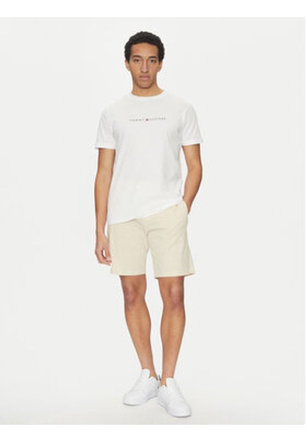 TOMMY HILFIGER - Tommy Hilfiger Szorty sportowe UM0UM03364 Beżowy Regular Fit. Kolor: beżowy. Materiał: bawełna. Styl: sportowy