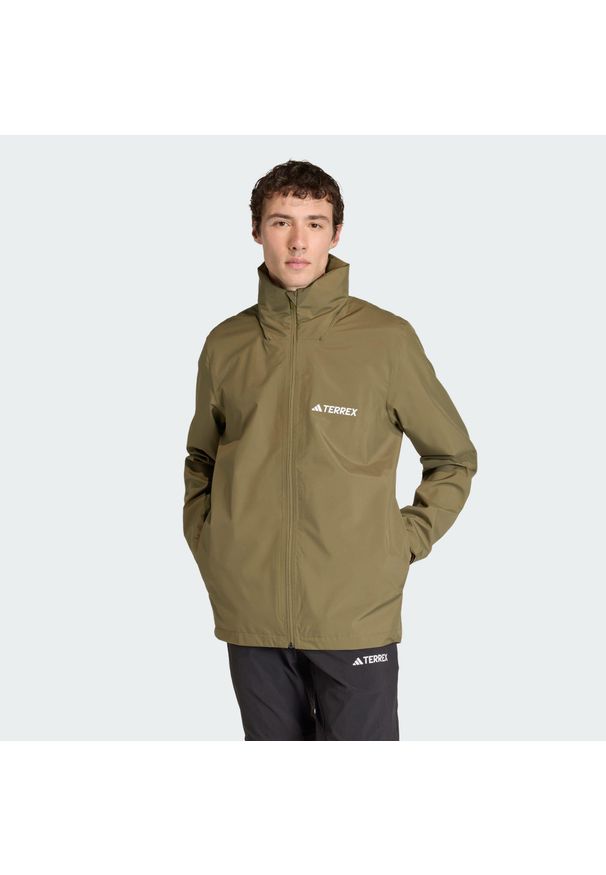 Adidas - Kurtka Multi Essentials 2L Rain. Kolor: beżowy. Technologia: ClimaProof (Adidas). Sport: turystyka piesza