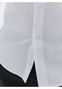 Pako Lorente - Elegancka biała koszula męska P000B-1X-577-B-S. Typ kołnierza: kołnierzyk klasyczny. Kolor: biały. Materiał: bawełna. Długość rękawa: długi rękaw. Długość: długie. Wzór: gładki. Styl: elegancki #10