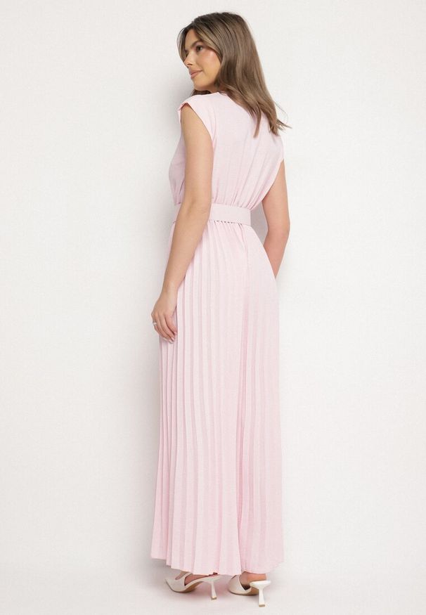 Born2be - Różowy Kombinezon o Kopertowym Kroju z Plisami i Paskiem w Talii Salivania. Okazja: na wesele, na ślub cywilny, na studniówkę, na imprezę. Kolor: różowy. Styl: klasyczny, elegancki