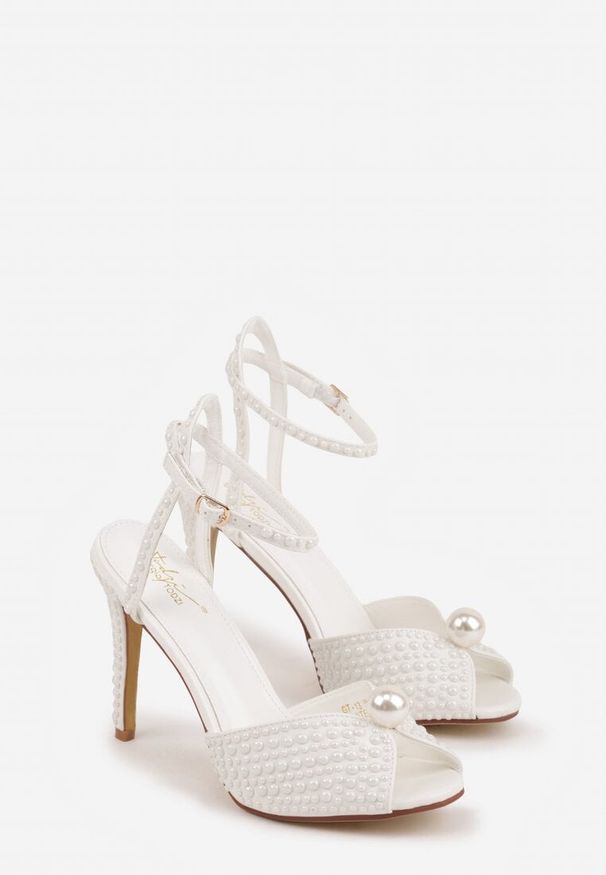 Renee - Białe Sandały Peep Toe na Szpilce z Perełkami i Paskiem z Klamerką Velaniella. Okazja: na ślub cywilny, na wesele. Nosek buta: otwarty. Zapięcie: pasek. Kolor: biały. Materiał: jeans, koronka. Wzór: aplikacja, koronka. Obcas: na szpilce. Styl: elegancki